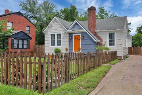 Contemporary Bungalow - 2 Blocks From San Marco Square!!