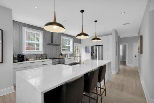 Contemporary Bungalow - 2 Blocks From San Marco Square!!