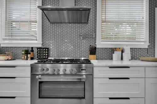 Contemporary Bungalow - 2 Blocks From San Marco Square!!