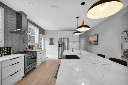 Contemporary Bungalow - 2 Blocks From San Marco Square!!