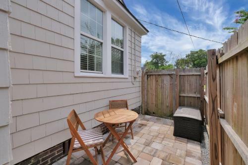 Contemporary Bungalow - 2 Blocks From San Marco Square!!