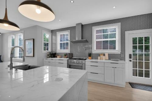 Contemporary Bungalow - 2 Blocks From San Marco Square!!