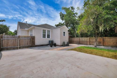 Contemporary Bungalow - 2 Blocks From San Marco Square!!