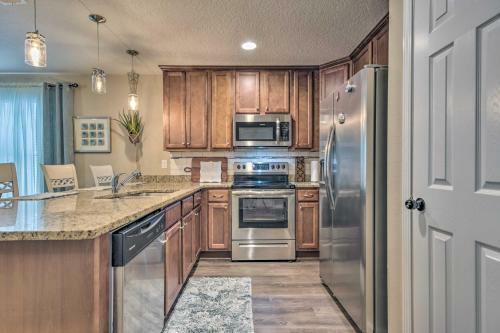 Bright Jacksonville Townhome 3 Mi To Beach!