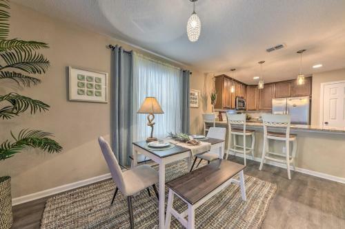 Bright Jacksonville Townhome 3 Mi To Beach!