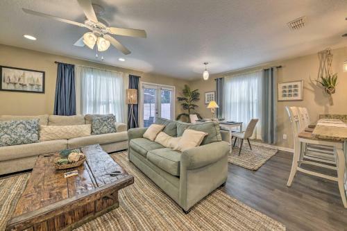 Bright Jacksonville Townhome 3 Mi To Beach!