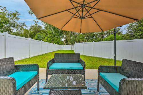 Bright Jacksonville Townhome 3 Mi To Beach!