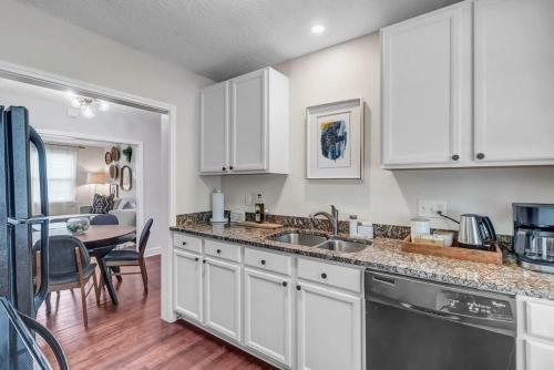 Modern 2 Br Condo - 2 Block From San Marco