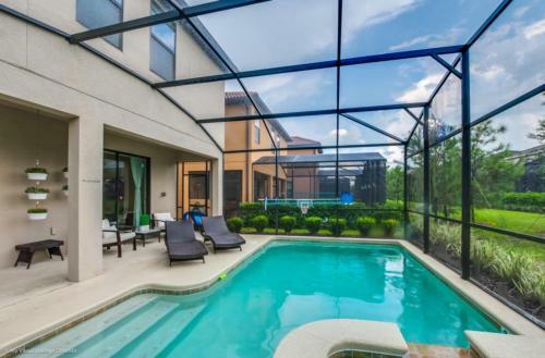 Spectacular Lassie Pool House View