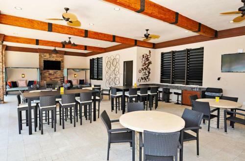 Spectacular Lassie Pool House View