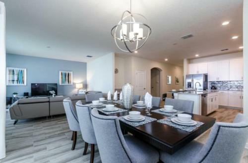 Spacious 6 Bedroom Home Free Water Park