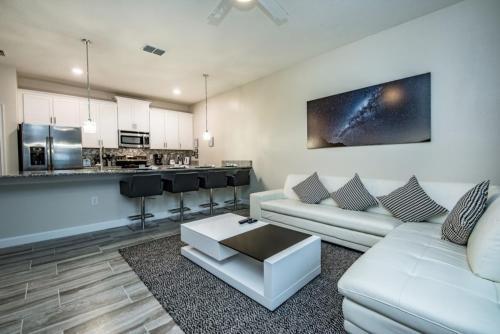 Pristine 4 Bedroom Town Home With Pool Spa Townhouse