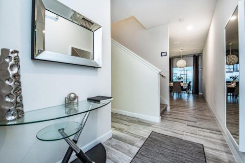 Pristine 4 Bedroom Town Home With Pool Spa Townhouse