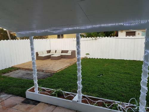 Downtown Hollywood - 3 Miles To Beach - Sleeps 8