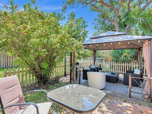 Supervilla - 3br/1ba - Pool - 5 Mins To Beach