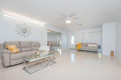 Cozy 4bdr 2 Bath Private Home With Heated Pool