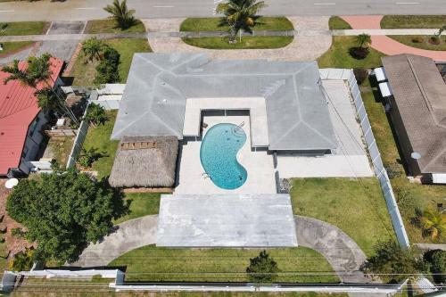 Garden Home In Heaven Sunny Pool Tiki Hut