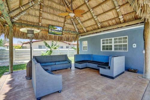 Garden Home In Heaven Sunny Pool Tiki Hut