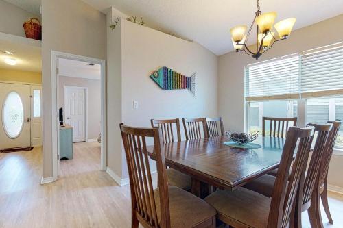 5 Bed 2 Bath Vacation Home In Destin