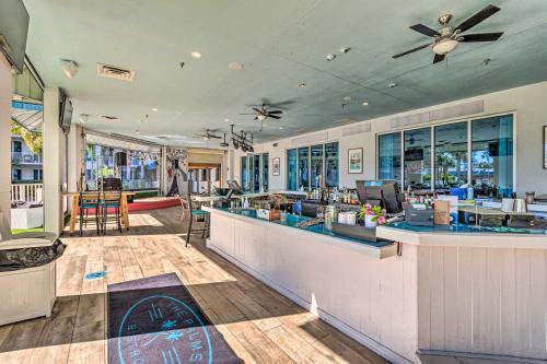 Apartamento Modern Resort Condo With Balcony - Walk To Beach!