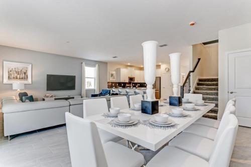 Superior 9 Bed Games Room, Pool Spa Themed Rooms! Home