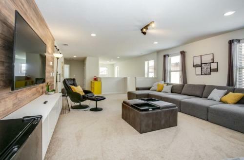 Exquisitely Prestige Large Home With Private Pool