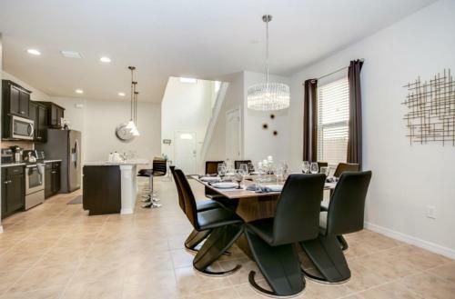 Exquisitely Prestige Large Home With Private Pool