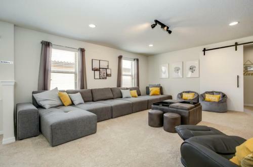 Exquisitely Prestige Large Home With Private Pool