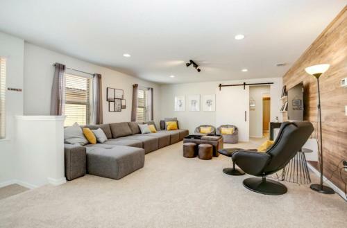 Exquisitely Prestige Large Home With Private Pool