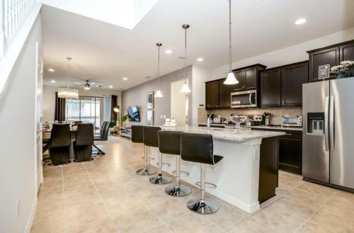 Exquisitely Prestige Large Home With Private Pool
