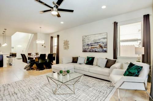 Exquisitely Prestige Large Home With Private Pool