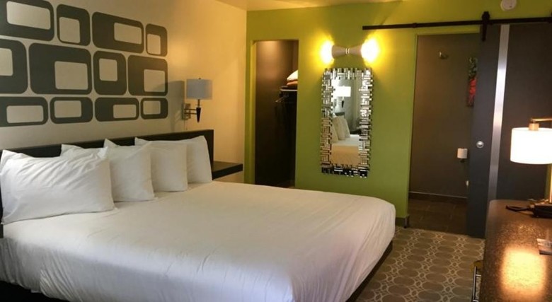 Hotel University Inn & Suites
