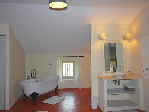 Modern Villa In Carpentras With Swimming Pool