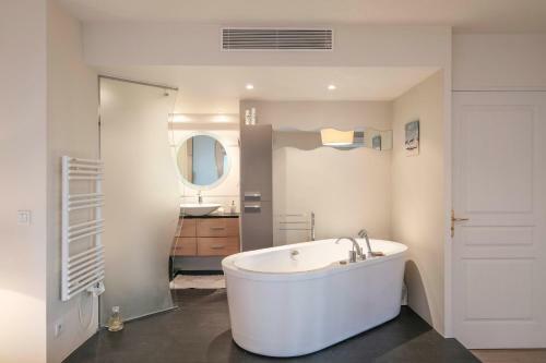 Pleasant 2 Bedroom Apartment With Pool