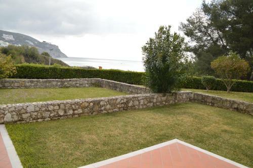 Amazing Beach & Pool Apartment With Garden