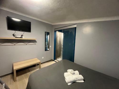 Sun House - Near Sintra - Triple Rooms - Kitchen - Pool