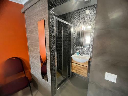Sun House - Near Sintra - Triple Rooms - Kitchen - Pool