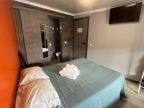 Sun House - Near Sintra - Triple Rooms - Kitchen - Pool