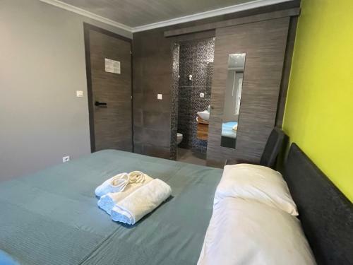 Sun House - Near Sintra - Triple Rooms - Kitchen - Pool