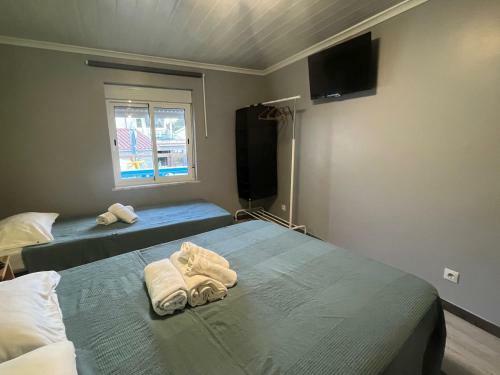 Sun House - Near Sintra - Triple Rooms - Kitchen - Pool