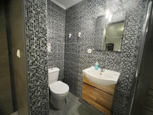 Sun House - Near Sintra - Triple Rooms - Kitchen - Pool