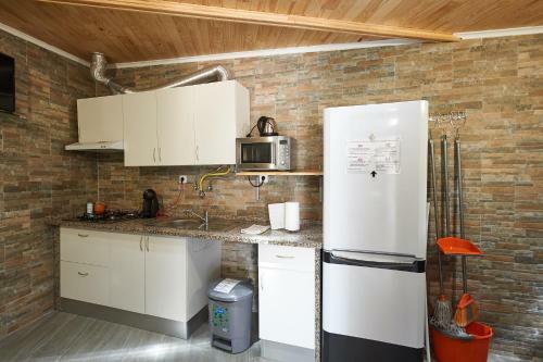 Sun House - Near Sintra - Triple Rooms - Kitchen - Pool