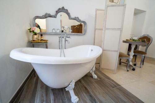 Hostal Corte Pietrantica - Charming Rooms & Suites