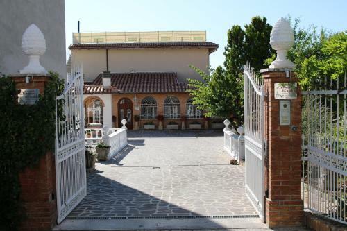 Hostal Residenza Le Terrazze Di Gualdo Rent Rooms