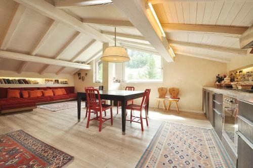Design Loft Close To Ski Slopes With Car Box