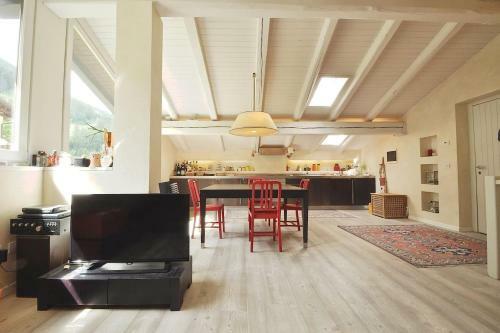Design Loft Close To Ski Slopes With Car Box