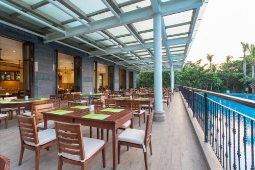 Sanya Seacube Holiday Hotel