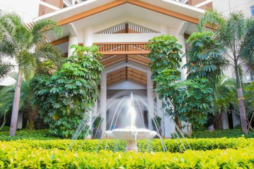 Sanya Seacube Holiday Hotel