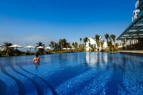 Sanya Seacube Holiday Hotel