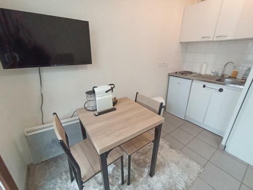 Apartamento Joli Studio R�cent, Plein Centre De Chaville